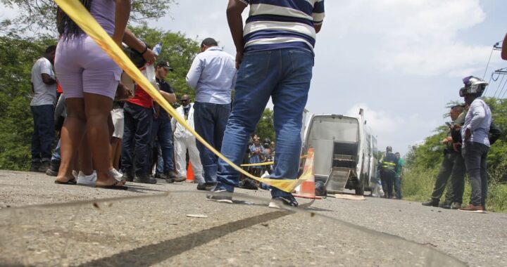 Vehículos accidentados en la vía Turbaco-Cartagena con autoridades revisando los daños tras choque frontal