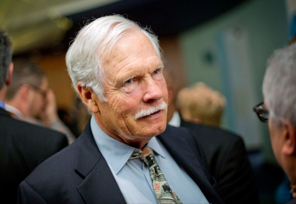 Ted Turner en una imagen de archivo sonriendo en un evento de CNN