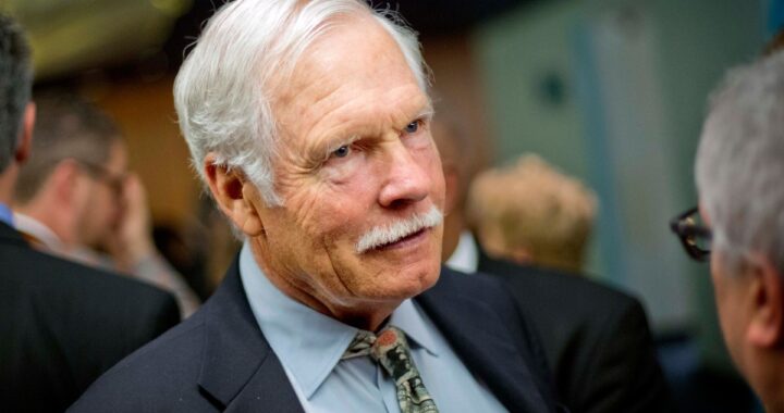 Ted Turner en una imagen de archivo sonriendo en un evento de CNN