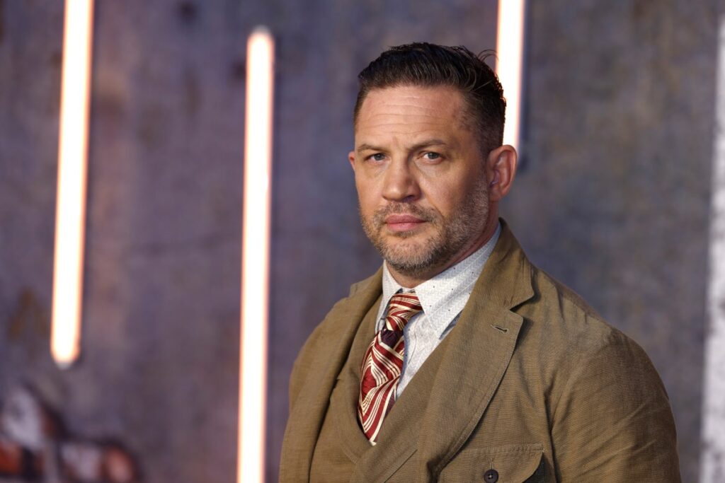 Tom Hardy en el set de MobLand como Harry Da Souza, gánster portugués en los 70, antes de su polémica salida