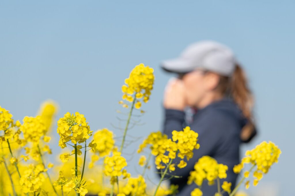 Persona con sándromes de alergia nasal y ocular provocados por el polen de las flores.