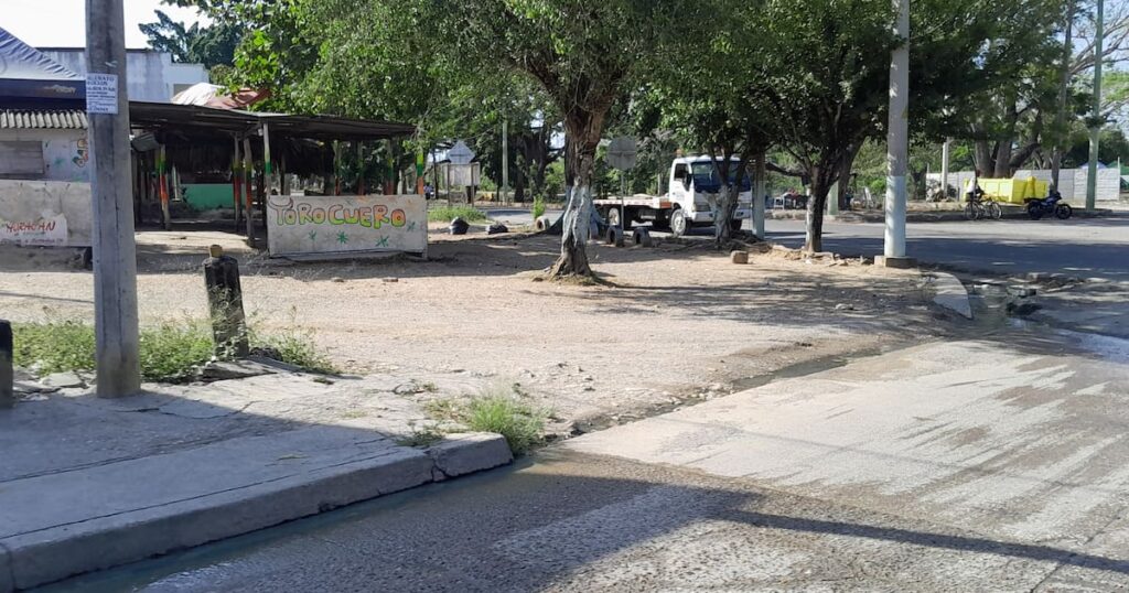Imagen de un bar con gente asustada y herida en el suelo tras un ataque sicarial en Arjona