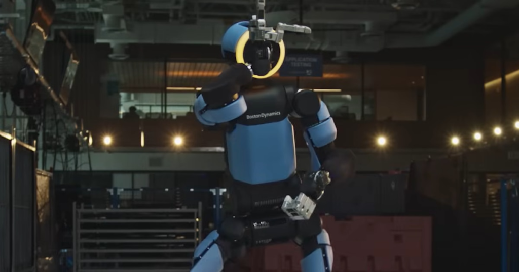 Robot Atlas de Boston Dynamics celebrando un gol como Griezmann en un campo de fútbol con balón inteligente