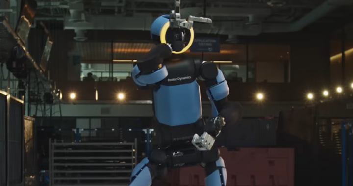 Robot Atlas de Boston Dynamics celebrando un gol como Griezmann en un campo de fútbol con balón inteligente