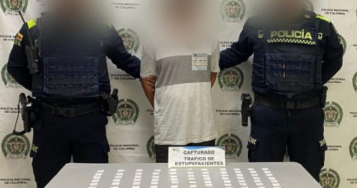 Agentes policiales registran a 'El Pingüi' durante redada en Arjona, con bolsas de droga incautadas a sus pies
