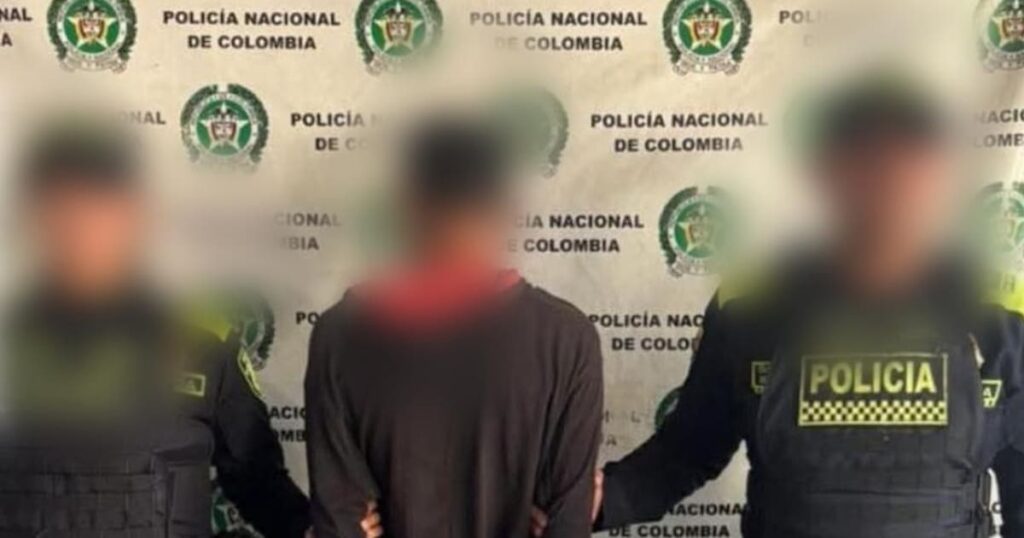 Agente policial exhibe 350 dosis de bazuco incautadas a microtraficante en operativo electoral en barrio vulnerable