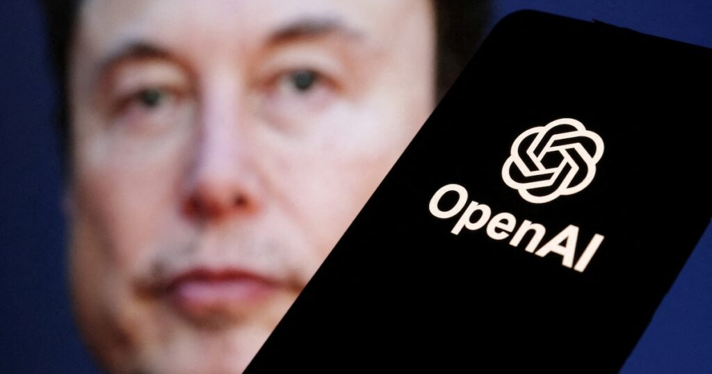 Elon Musk mirando hacia OpenAI con una imagen de un Tesla Model 3 al fondo