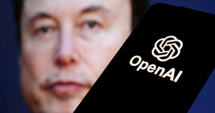 Elon Musk mirando hacia OpenAI con una imagen de un Tesla Model 3 al fondo