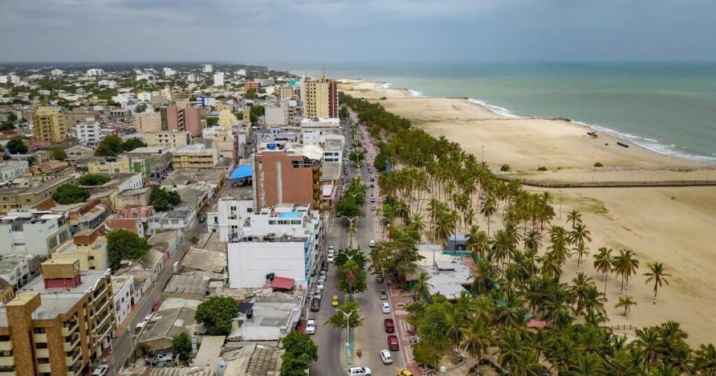 Imagen de una zona rural de Riohacha, La Guajira, con policías y expertos forenses en la escena del crimen