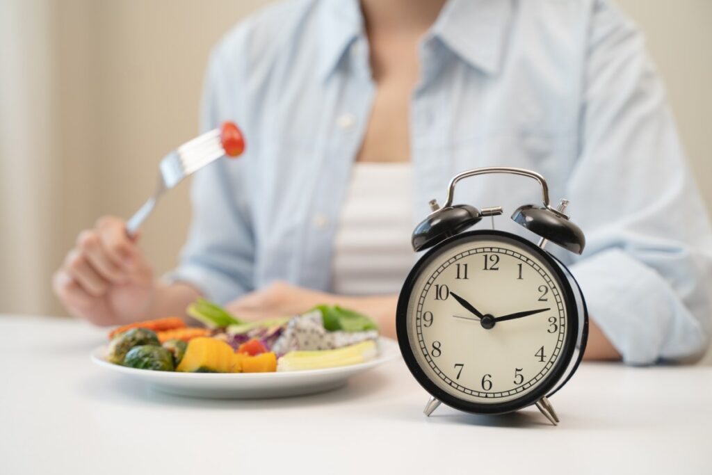 Persona sana con un hígado saludable después de practicar ayuno intermitente