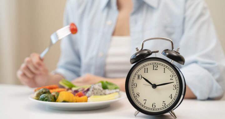 Persona sana con un hígado saludable después de practicar ayuno intermitente
