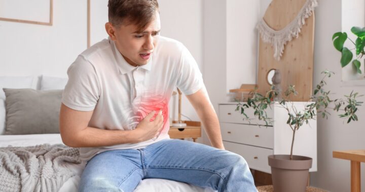 Persona con dolor en el pecho o costado del torso, con una imagen de una costilla fracturada