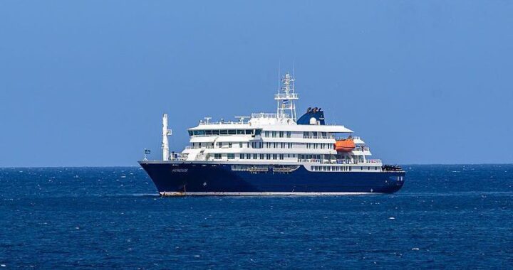 Imagen de un barco de cruceros en el mar con personas a bordo