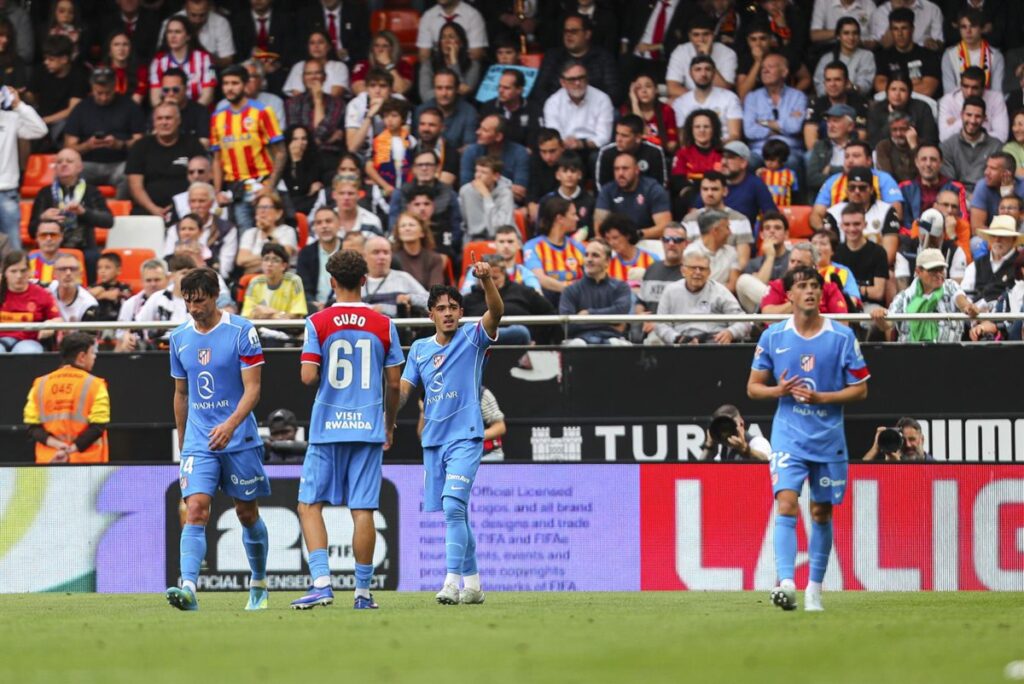 Jugadores del Atlético celebrando un gol en Mestalla