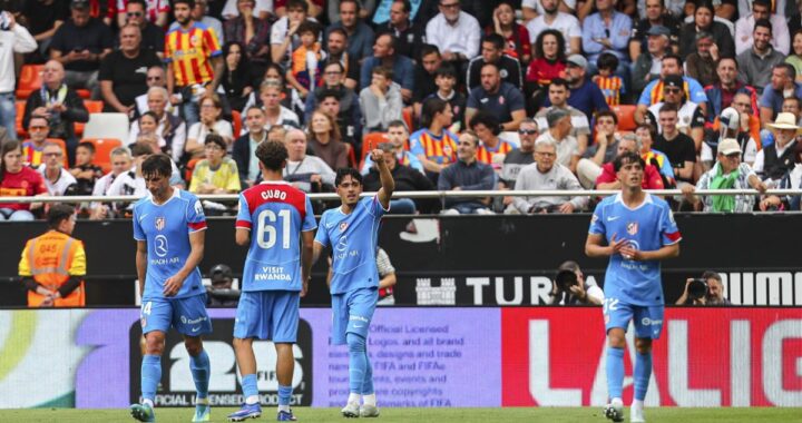 Jugadores del Atlético celebrando un gol en Mestalla