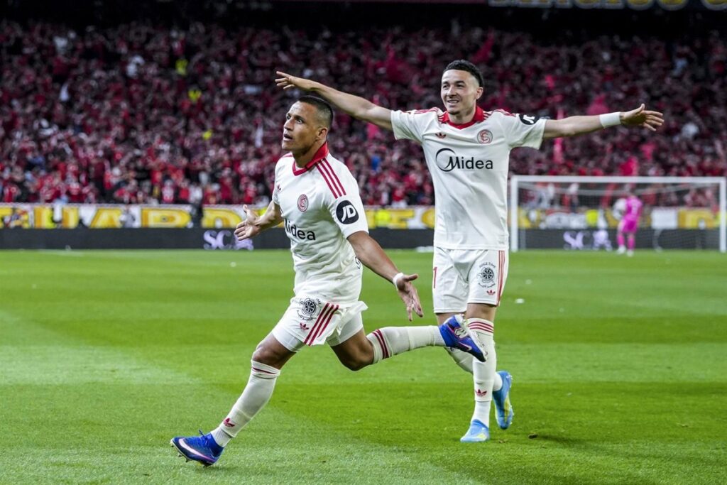 El Sevilla sigue creyendo y mete en descenso al Alavés