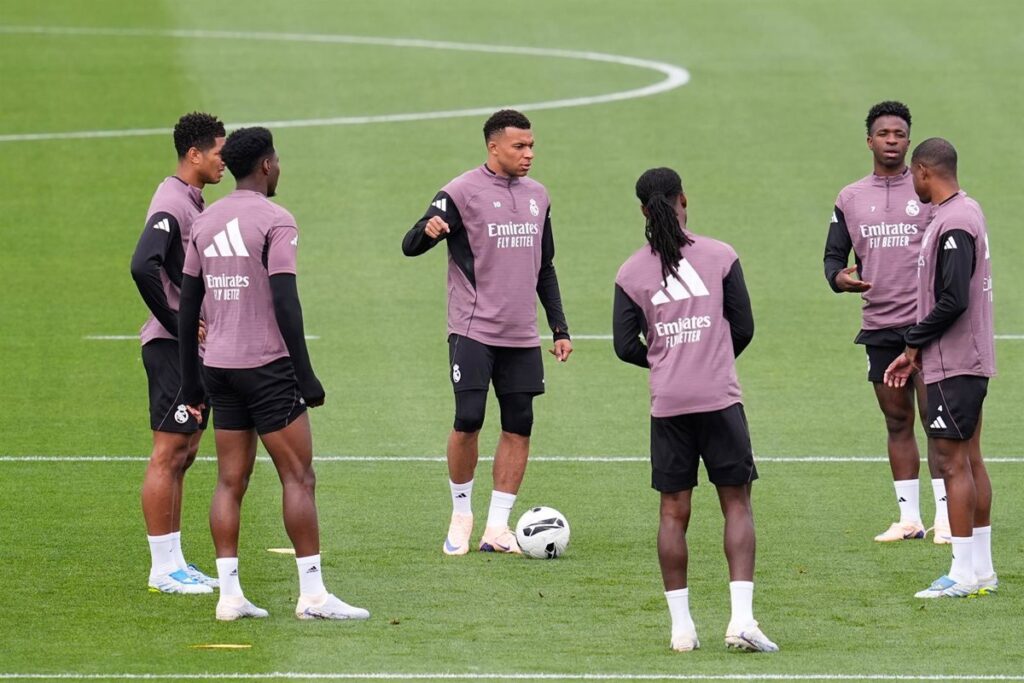 Kylian Mbappé en acción durante un partido, lesionado y mirando al suelo con preocupación