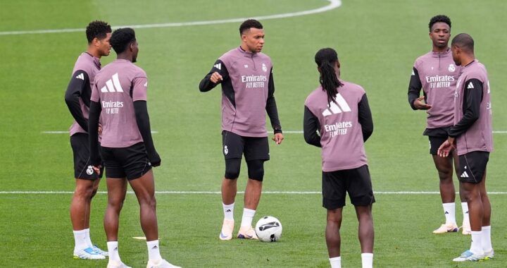 Kylian Mbappé en acción durante un partido, lesionado y mirando al suelo con preocupación