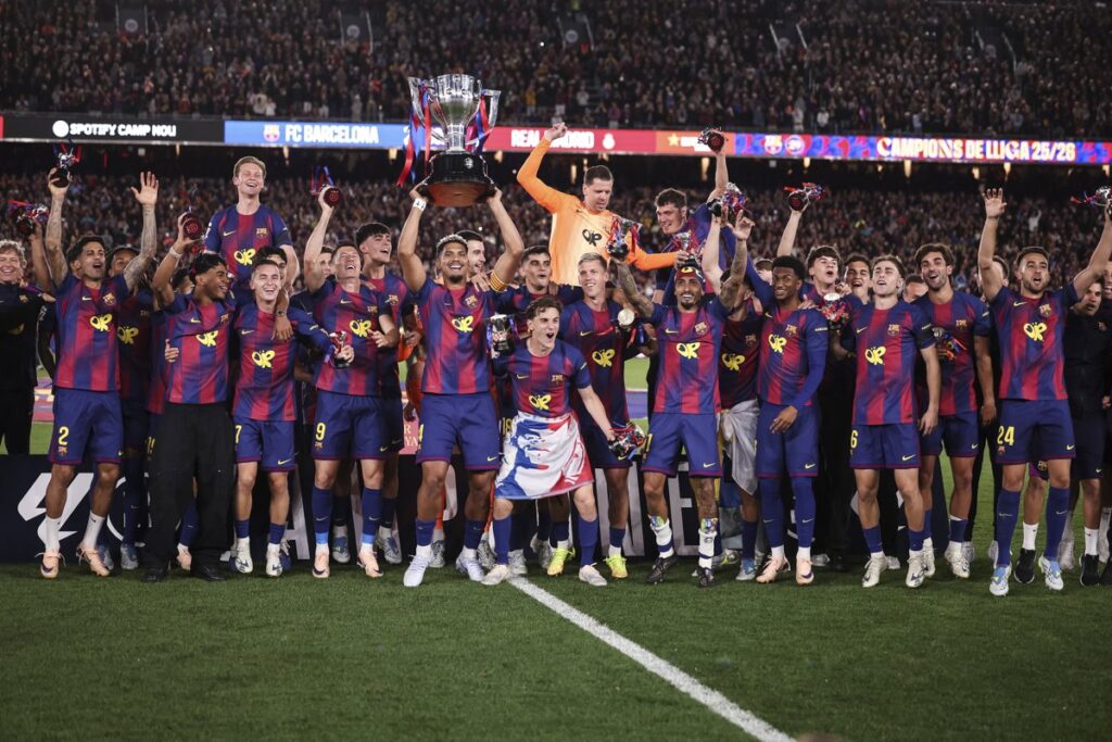 Jugadores del FC Barcelona celebrando el título de campeón de LaLiga EA Sports