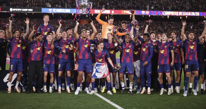 Jugadores del FC Barcelona celebrando el título de campeón de LaLiga EA Sports