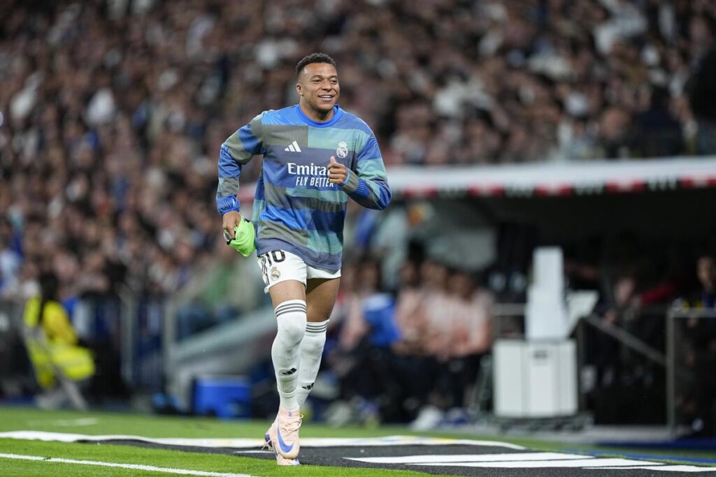 Kylian Mbappé en una imagen del Real Madrid, sonriendo mientras habla con los medios de comunicación