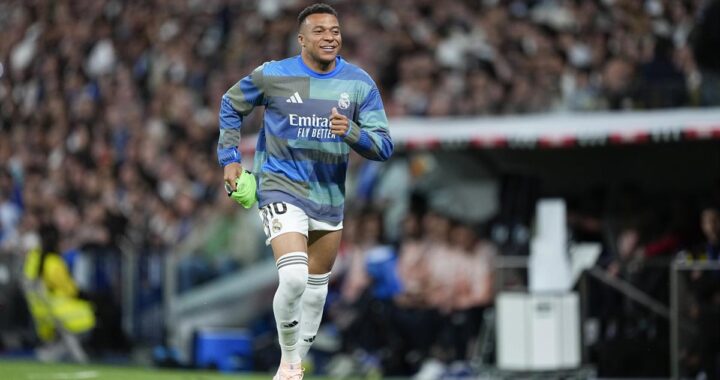 Kylian Mbappé en una imagen del Real Madrid, sonriendo mientras habla con los medios de comunicación
