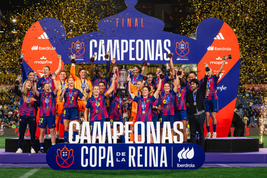 Jugadoras del FC Barcelona Femenino celebrando con la Copa de la Reina