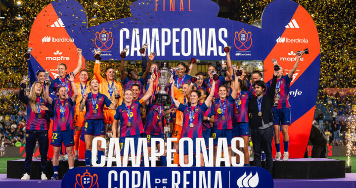 Jugadoras del FC Barcelona Femenino celebrando con la Copa de la Reina