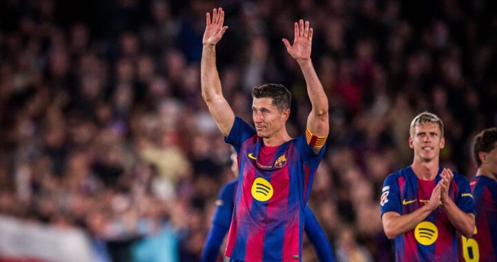 Lewandowski sonriendo durante su último partido en el Spotify Camp Nou