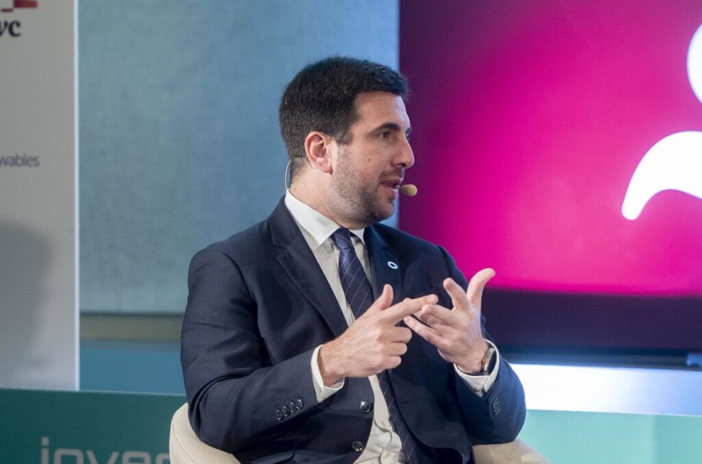 Enrique Riquelme sonriendo en un acto de patrocinio