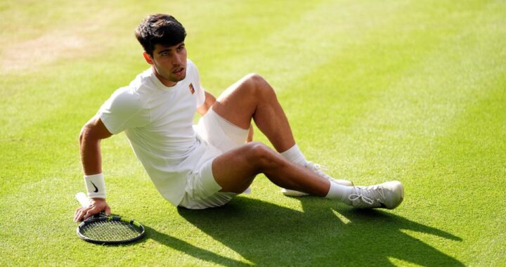 Imagen de Carlos Alcaraz en una pista de tenis con una mueca de dolor en su rostro