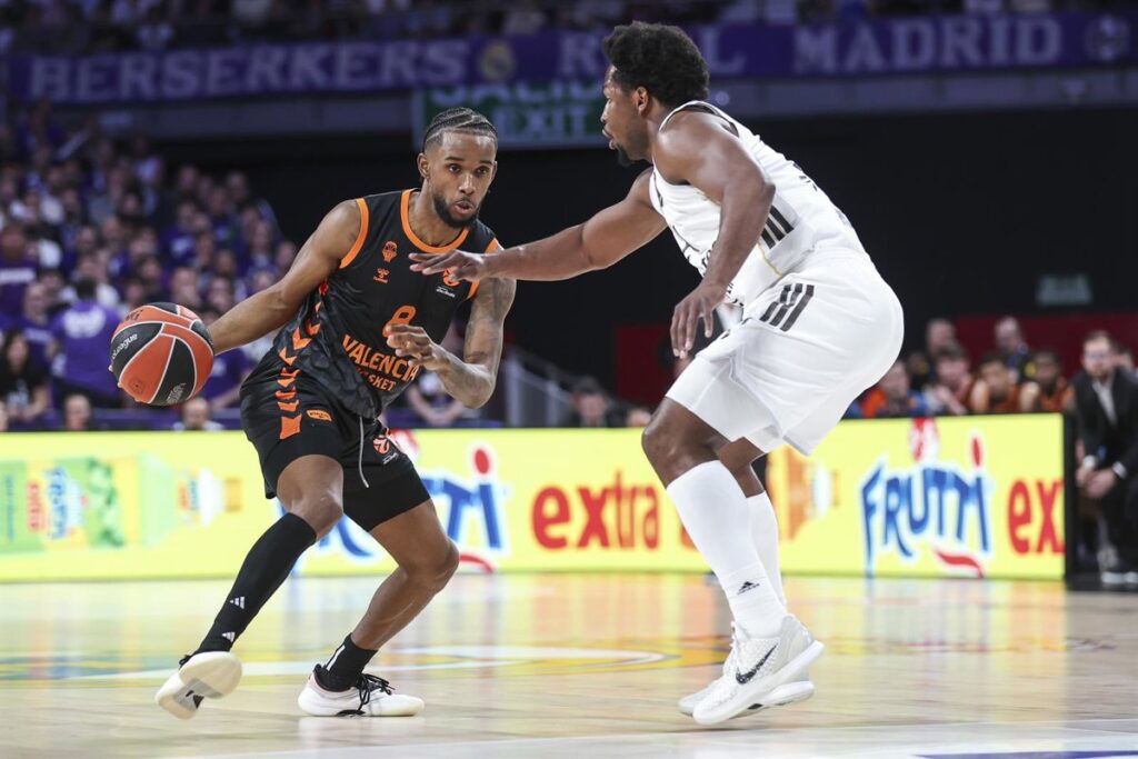 Facundo Campazzo y Jean Montero en un duelo intenso durante la semifinal de la Euroliga en el OAKA de Atenas