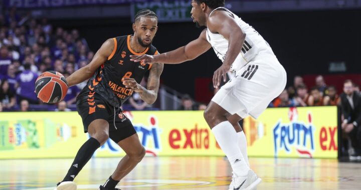 Facundo Campazzo y Jean Montero en un duelo intenso durante la semifinal de la Euroliga en el OAKA de Atenas