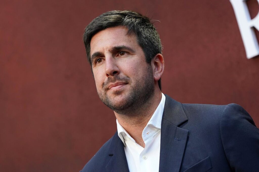 Enrique Riquelme en rueda de prensa presentando su candidatura a la presidencia del Real Madrid con documentos oficiales sobre la mesa