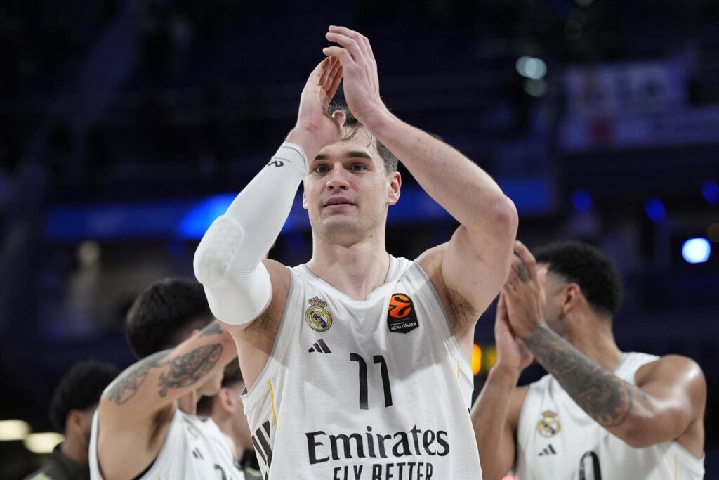 Jugadores del Madrid celebran un triple en la semifinal de Euroliga 2024 con el Olympiacos de fondo en el Pireo