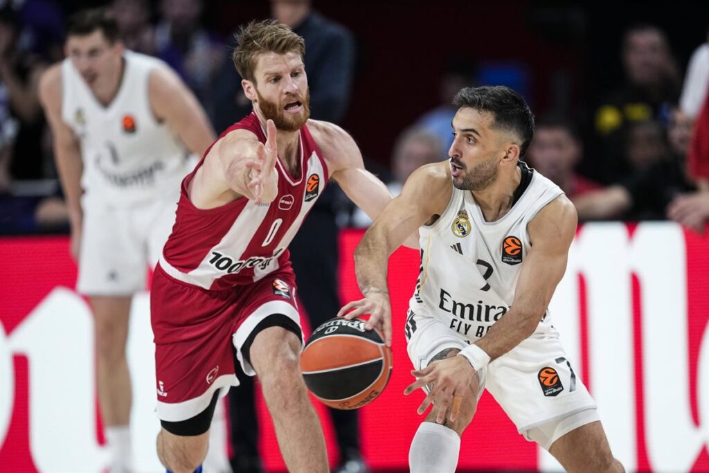Jugadores del Real Madrid y Olympiacos en tensión durante la final de la Euroliga 2024 en el Telekom Center de Atenas, con Llull y Vezenkov en primer plano