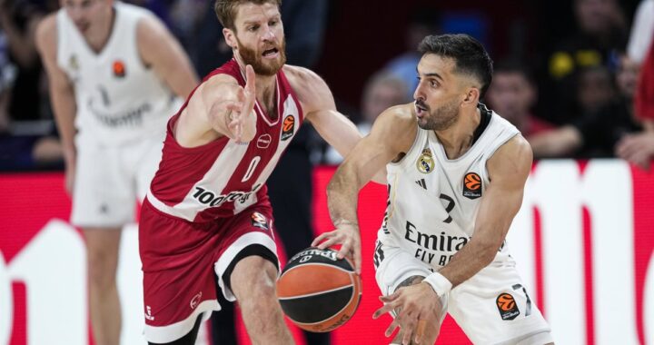 Jugadores del Real Madrid y Olympiacos en tensión durante la final de la Euroliga 2024 en el Telekom Center de Atenas, con Llull y Vezenkov en primer plano
