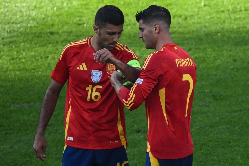 Jugadores de España celebran con la camiseta de la Eurocopa 2024 antes del Mundial 2026, mostrando unidad y ambición