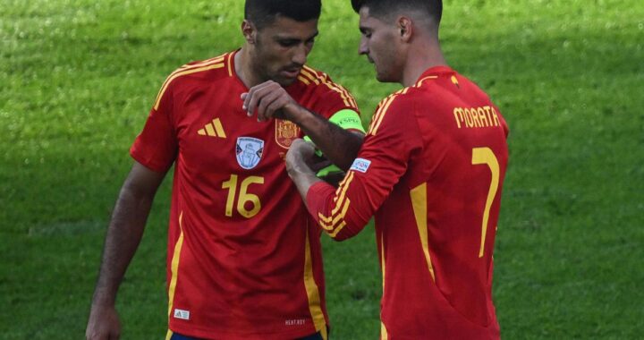 Jugadores de España celebran con la camiseta de la Eurocopa 2024 antes del Mundial 2026, mostrando unidad y ambición