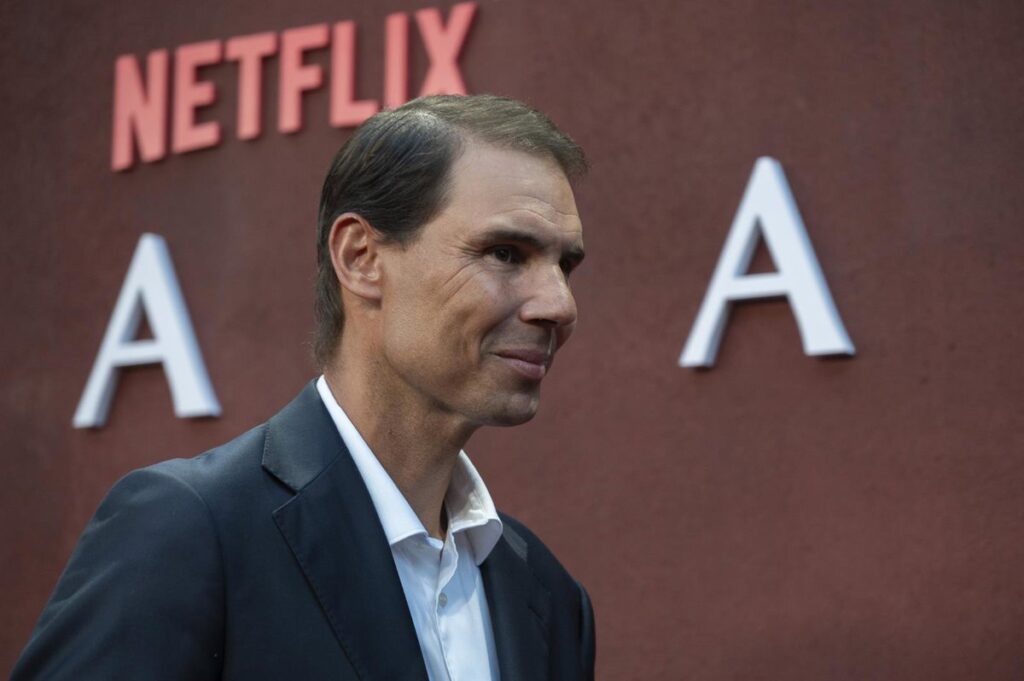 Rafa Nadal en acción con vendaje en el pie izquierdo, símbolo de su lucha contra el Síndrome de Müller-Weiss durante 22 Grand Slams