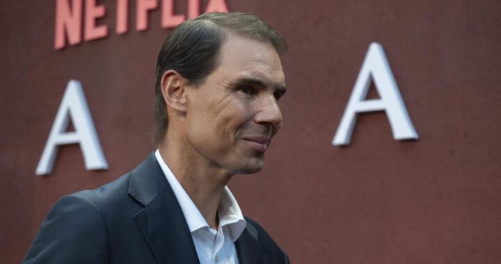 Rafa Nadal en acción con vendaje en el pie izquierdo, símbolo de su lucha contra el Síndrome de Müller-Weiss durante 22 Grand Slams