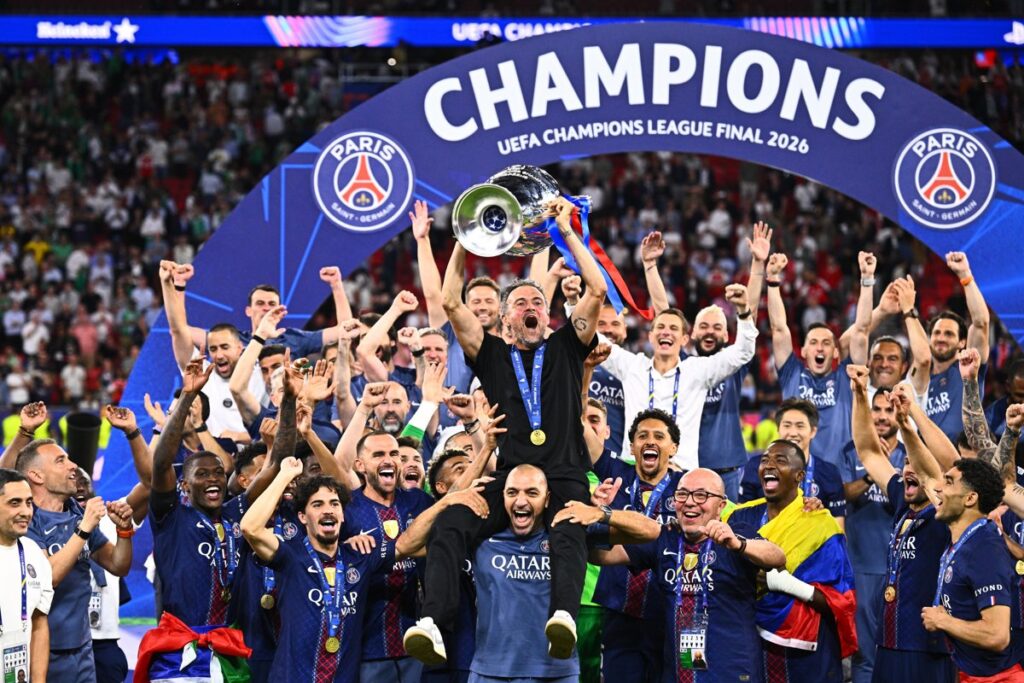 Celebración del PSG tras ganar su segunda Champions consecutiva con Luis Enrique levantando la orejona en Wembley