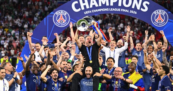 Celebración del PSG tras ganar su segunda Champions consecutiva con Luis Enrique levantando la orejona en Wembley