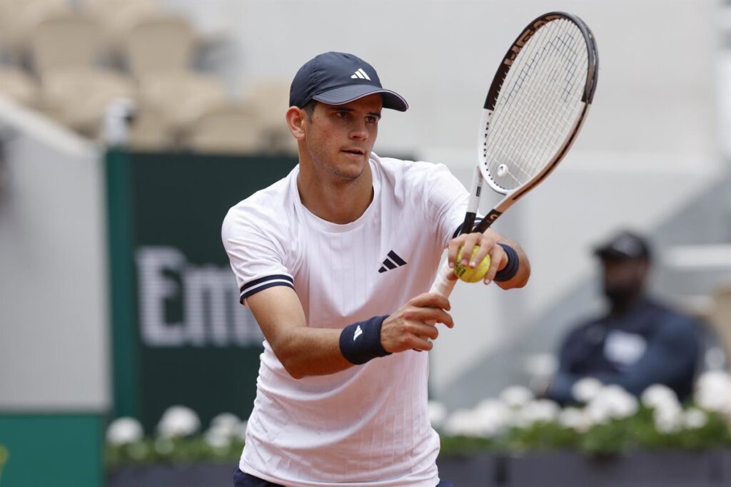 Rafa Jódar celebra con el puño en alto su victoria en Roland Garros tras remontar desde 2 sets abajo, con la pista Philippe-Chatrier de fondo