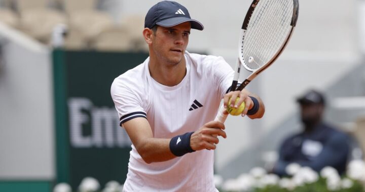 Rafa Jódar celebra con el puño en alto su victoria en Roland Garros tras remontar desde 2 sets abajo, con la pista Philippe-Chatrier de fondo