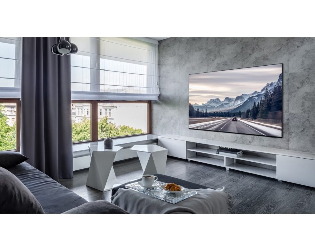Una imagen de un estadio de fútbol con una pantalla gigante que muestra un partido en vivo con tecnología OLED 4K