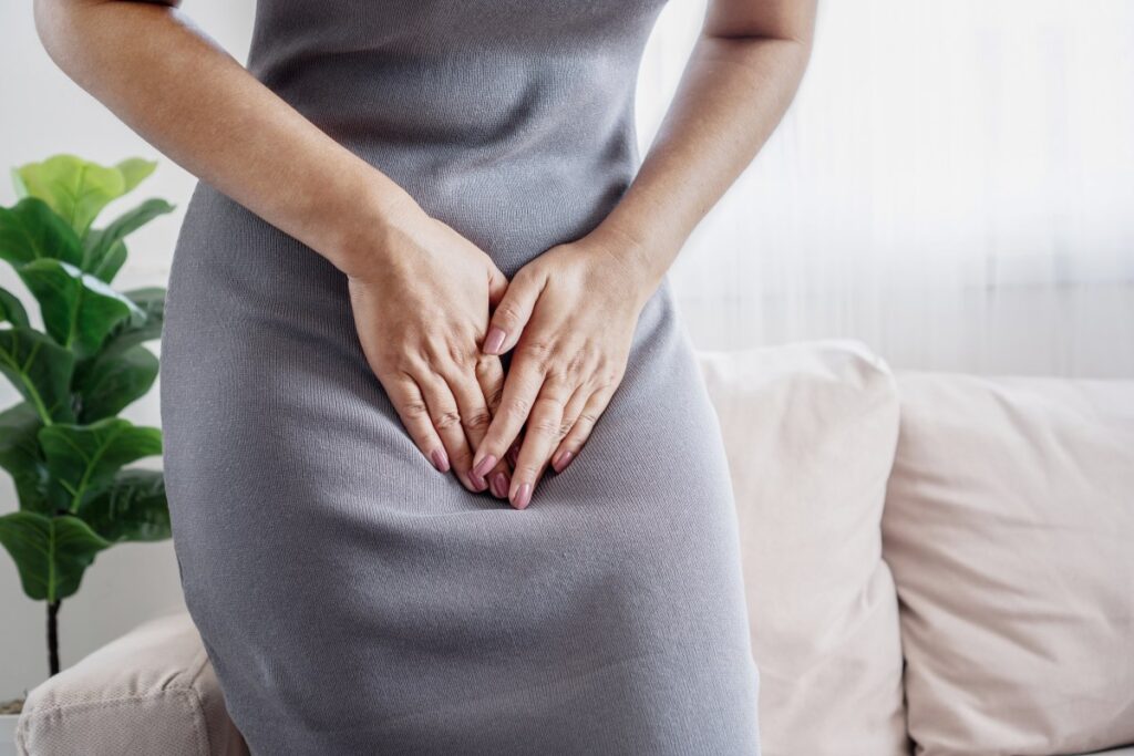 Mujer aplicando remedios caseros para aliviar infección vaginal por hongos