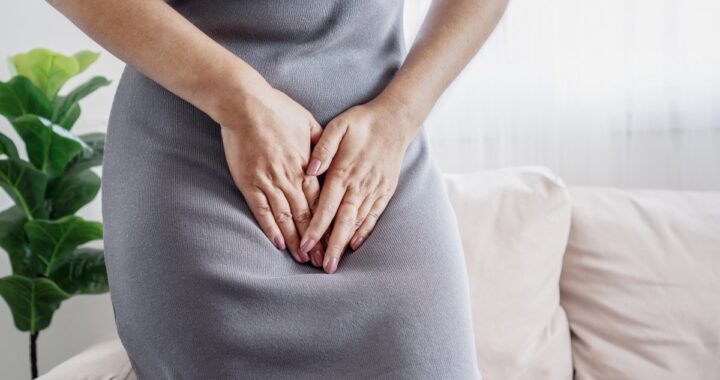 Mujer aplicando remedios caseros para aliviar infección vaginal por hongos