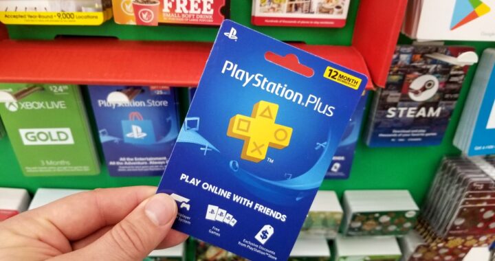 Un hombre sostiene un controlador de PlayStation con una imagen de una gráfica de precios en el fondo