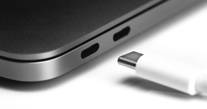 Un puerto USB con logo de rayo, que indica USB4 o Thunderbolt, el más rápido del mercado.
